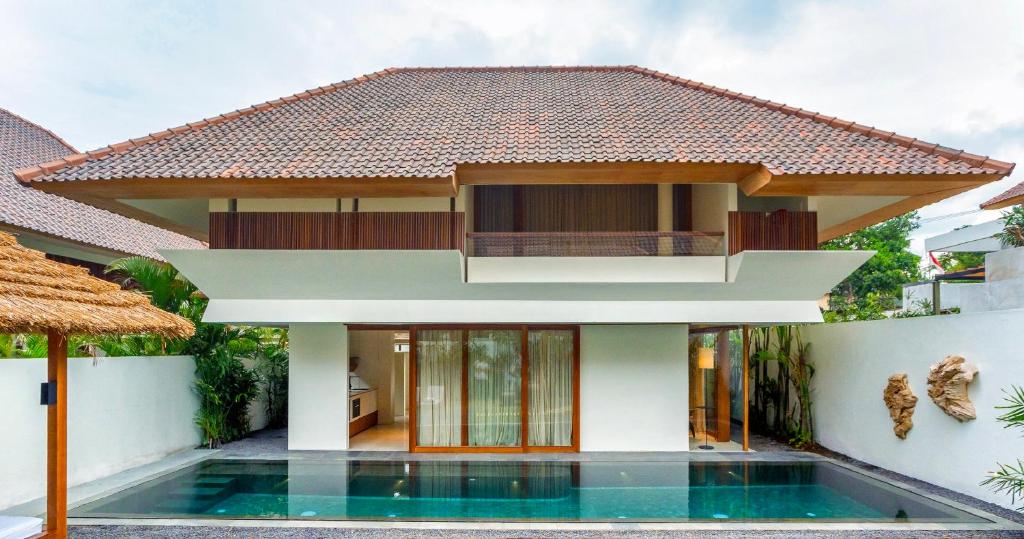 Eight Bisma is amongst he best hotels in Ubud Bali with private pool for digital nomads. Seen here is a two story villa with private pool in front. 